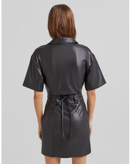 Robe chemise courte en pu avec liens à nouer Synthétique Bershka en coloris  Noir - 17 % de réduction | Lyst