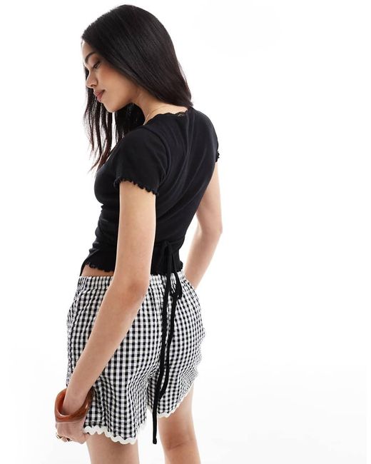 Top Traforato A Portafoglio Nero di Miss Selfridge in Black