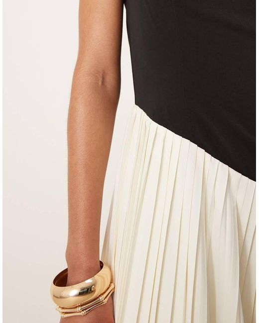Six Stories Asymmetrische Geplooide Maxi-Jurk in het Natural