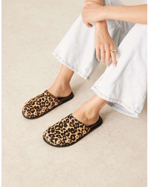 Mules Planas De Cuero Con Estampado De Efecto Piel De Poni Motion De ASOS de color Natural