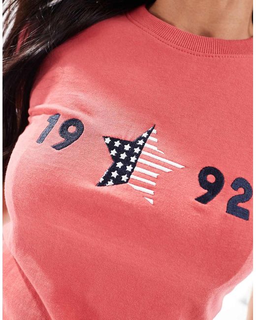 Daisy Street Cropped Baby T-Shirt Met Grafische 1992-Print in het Red