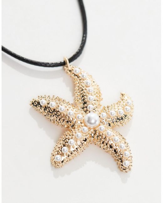 Collana con ciondolo a stella marina dorato con perle sintetiche di ASOS in Brown