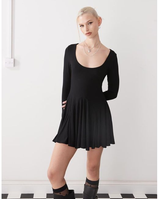 Vestido Corto Con Cuello Ancho Y Bajo Con Vuelo De Collusion de color Black