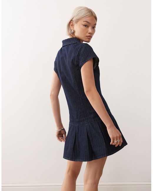 Collusion Blue – blaues, figurbetontes jeanskleid im 90er-stil mit tiefer taille und streifen