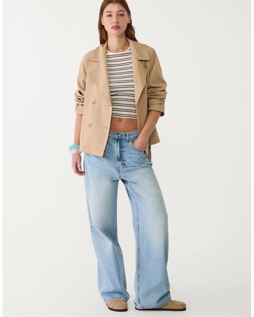 Trench Corto Morbido Color Crema Con Cintura di Stradivarius in Blue
