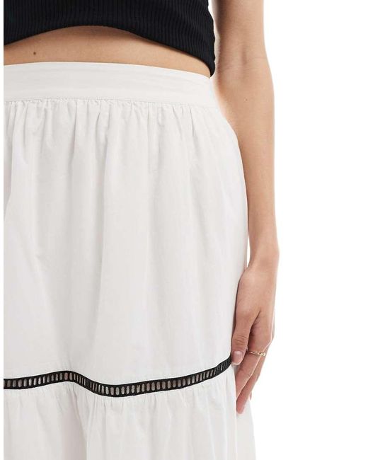 New Look Midirok Met Stroken En Gebloemde Zoom in het White