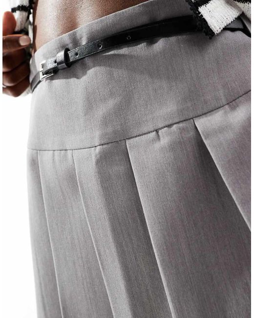 Minifalda Gris Plisada Con Cinturón Muy Estrecho De Miss Selfridge de color Gray