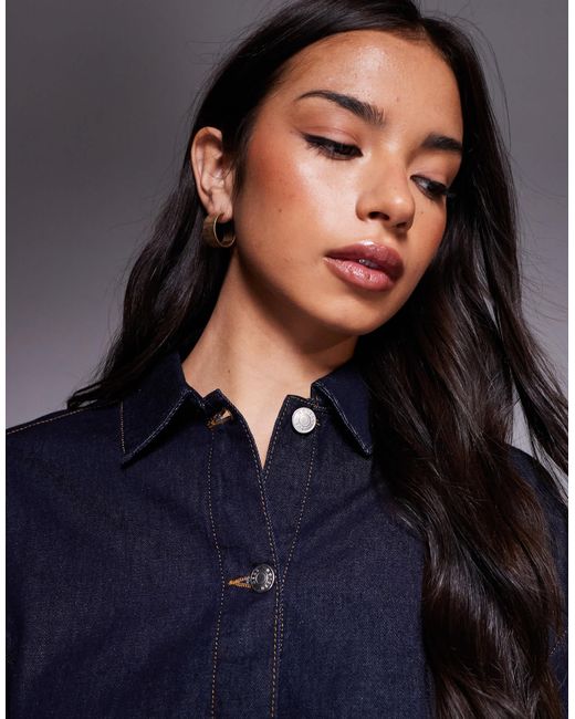 Robe chemise courte en jean avec jupe près du corps et épaulettes - délavage brut ASOS en coloris Blue