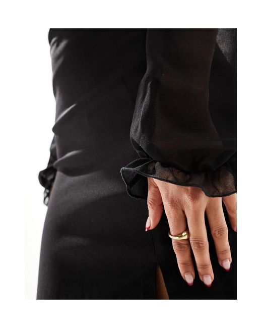 Robe mi-longue fendue sur la cuisse à encolure bardot et manches contrastantes en mousseline Vesper en coloris Black