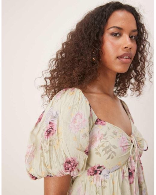 Vestido Corto Con Estampado Floral, Mangas Abullonadas Y Lazada Delantera De Gina Tricot de color Natural