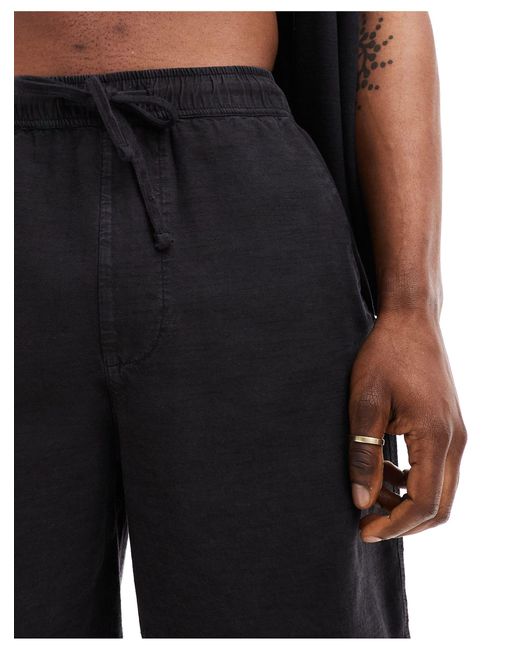 Pantaloncini effetto lino neri di Bershka in Black da Uomo