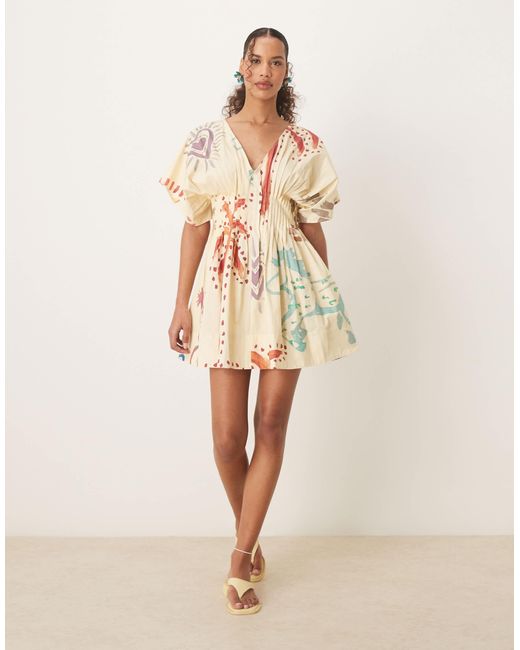 Robe courte à manches courtes et col v avec plis serrés - imprimé abstrait ASOS en coloris Natural