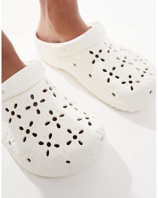 Zuecos Blanco Tiza Clásicos Con Aberturas En Forma De Flores De CROCSTM de color White