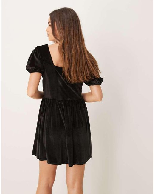 Vestido Corto Con Cuerpo Estilo Corsé Y Detalle De Costura De Terciopelo De ASOS de color Natural