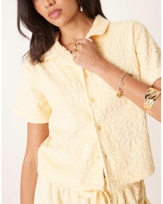 Chemise courte d'ensemble en tissu éponge texturé à fleurs avec col à revers - jaune ASOS en coloris Natural