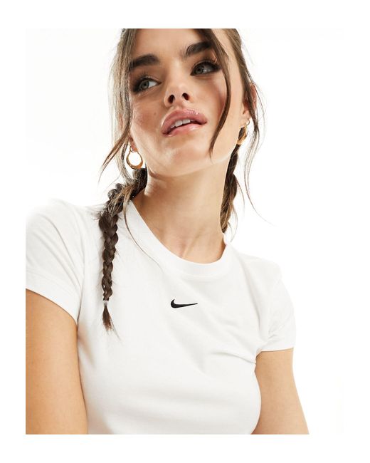 Nike White – figurbetontes, knapp geschnittenes t-shirt