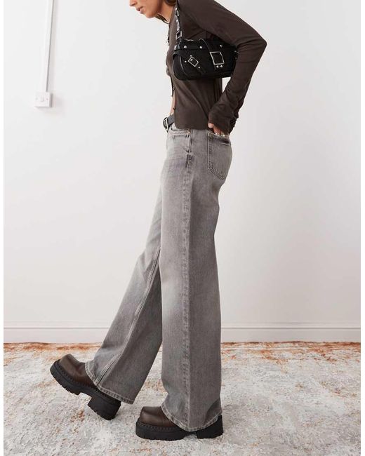 Vaqueros Holgados De Talle Bajo Con Lavado Ample De Weekday de color Gray