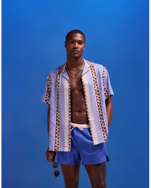 Camicia da spiaggia comoda con stampa a righe zig-zag e rever di ASOS in Blue da Uomo