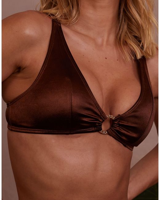 X emily hughes coppe grandi - top bikini ad apice alto lucido con anello sul davanti di Wolf & Whistle in Brown