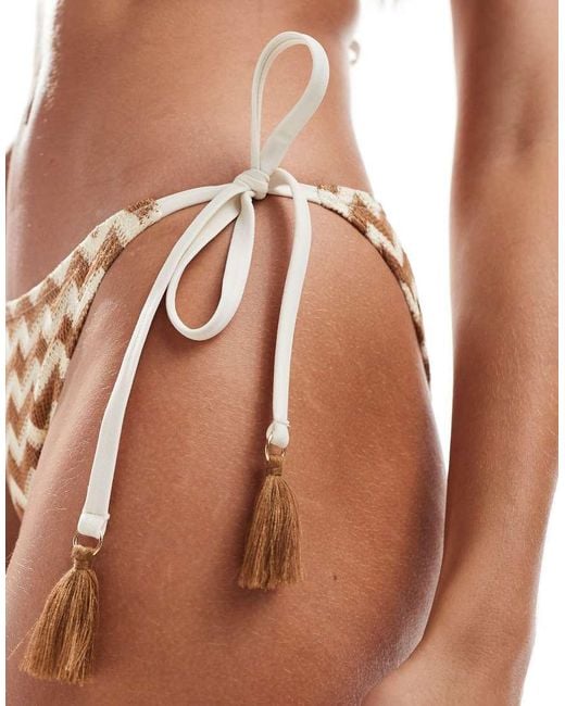 Slip Bikini Con Design All'Uncinetto E Laccetti Laterali E Panna di Accessorize in Metallic