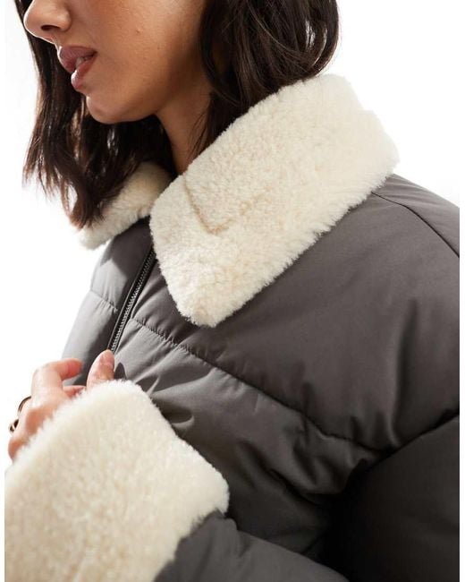 Chaqueta Acolchada Con Puños Y Solapas De Borreguito De ASOS de color Gray