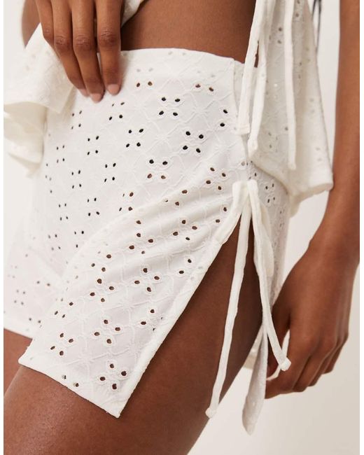 ASOS Short Met Broderie En Gestrikte Zijkant in het Natural