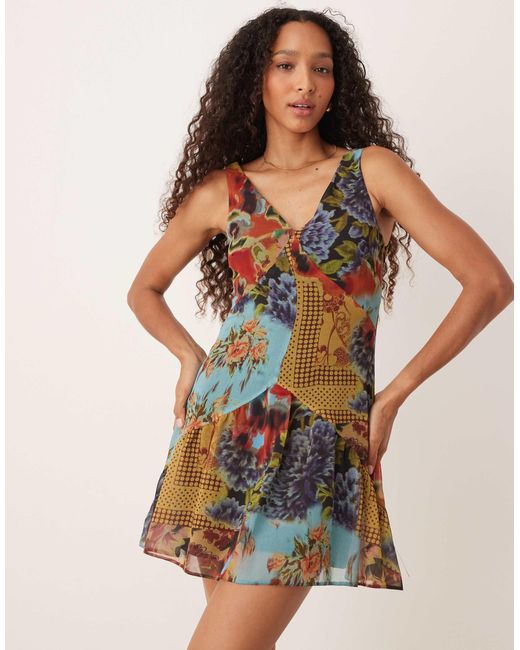 ASOS Multicolor – minikleid mit v-ausschnitt, tiefer taille und patchwork-muster