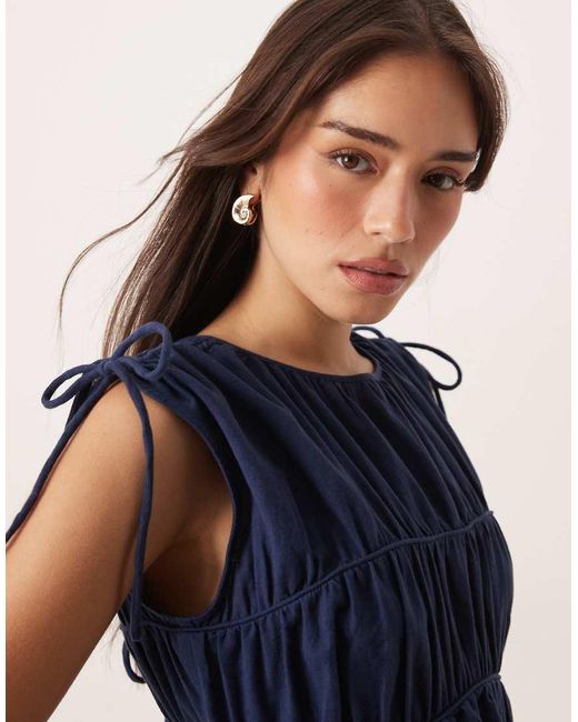 Mono Largo Con Diseño Efecto Dos Capas Y Detalle De Pecho Fruncido De ASOS de color Blue