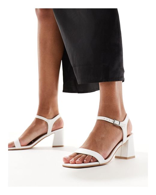 Sandali bianchi con tacco largo di New Look in White