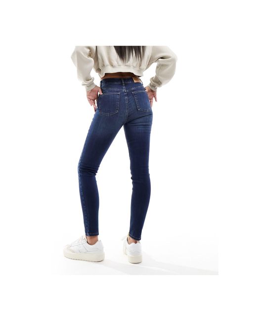 NA-KD Blue – eng geschnittene jeans