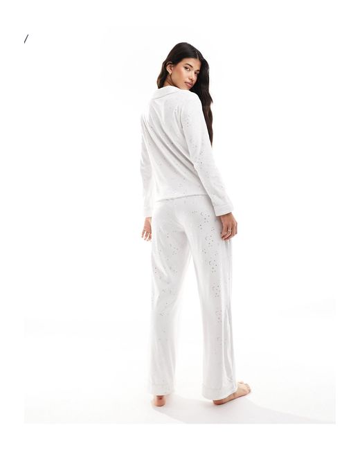 Pijama color con solapas y estampado plateado metalizado Boux Avenue de color White