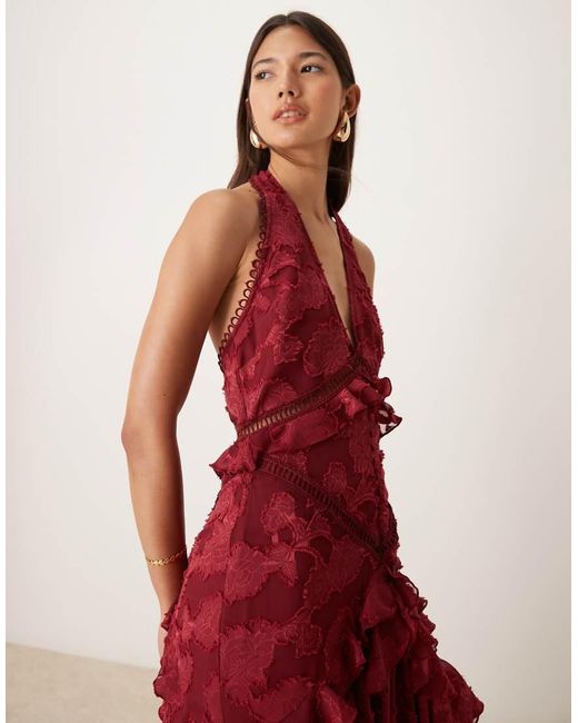 Vestido Largo Con Bajo Asimétrico, Cuello Halter Y Patrón De Jacquard Devoré De ASOS de color Red