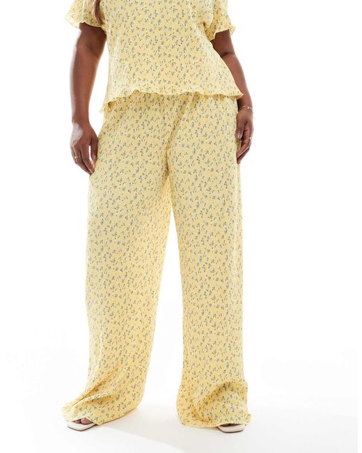 Pieces curve - pantalon large d'ensemble à petites fleurs et mini plis Pieces Plus en coloris Natural