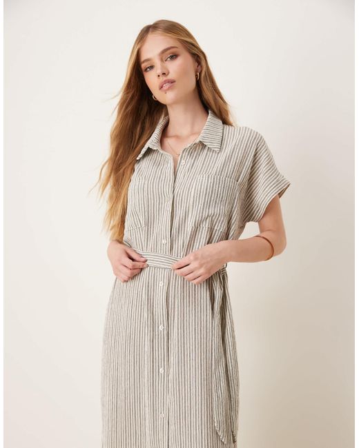 Robe chemise mi-longue à fines rayures nouée à la taille - noir et Jdy en coloris Natural