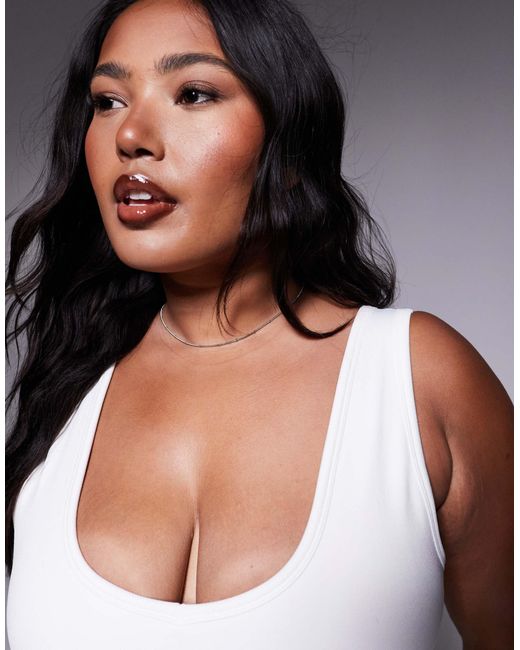 4505 White Curve Smooth Seamless V Neck Vest With Inner Bra