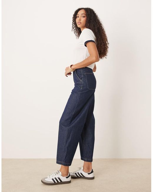 Vaqueros Con Lavado Añil Y Pernera Arqueada De ASOS de color Blue