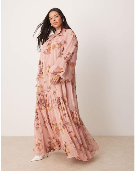 Asos design curve - robe longue à imprimé fleuri flou avec liens noués au dos et smocks - rose ASOS en coloris Pink