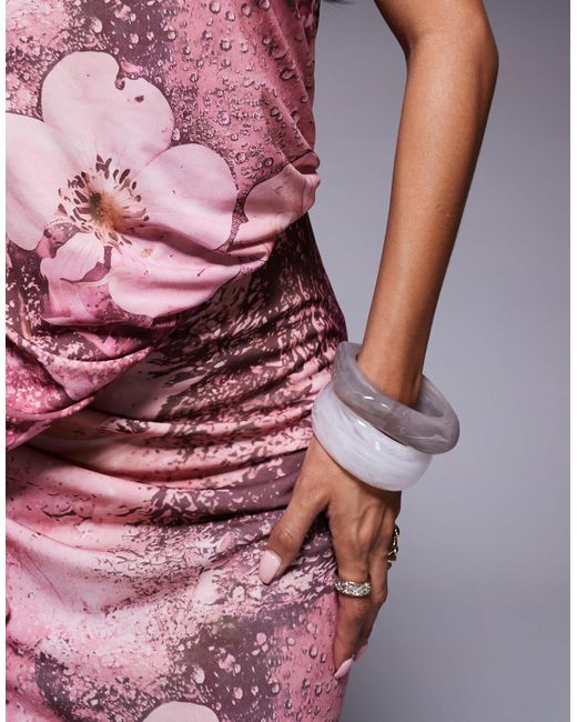 ASOS Pink – drapiertes maxikleid mit blumenmuster, cape-detail und one-shoulder-träger