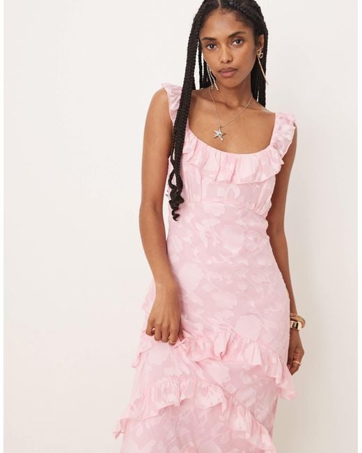 Robe volantée longue en jacquard - bouquet Pretty Lavish en coloris Pink