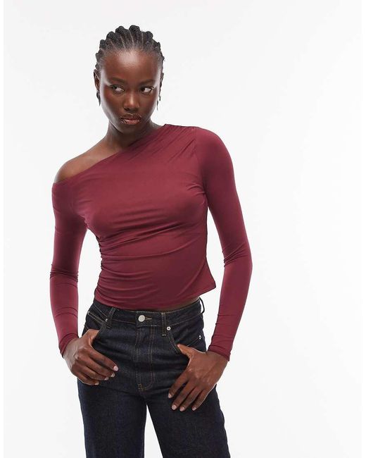 ASOS Top Van Gladde Stof Met Blote Schouder, Gerimpeld Detail En Lange Mouwen in het Red