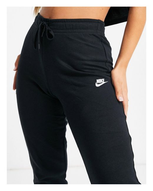 nike essential fleece lined jogger pants