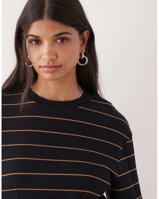 Vestido Corto A Rayas Estilo Camiseta De Manga Larga Con Cintura Entallada De Monki de color Black