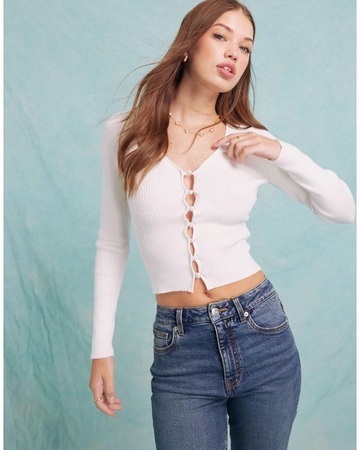 Top manches longues en maille côtelée à col en v et boutons en perle fantaisie - crème Miss Selfridge en coloris White