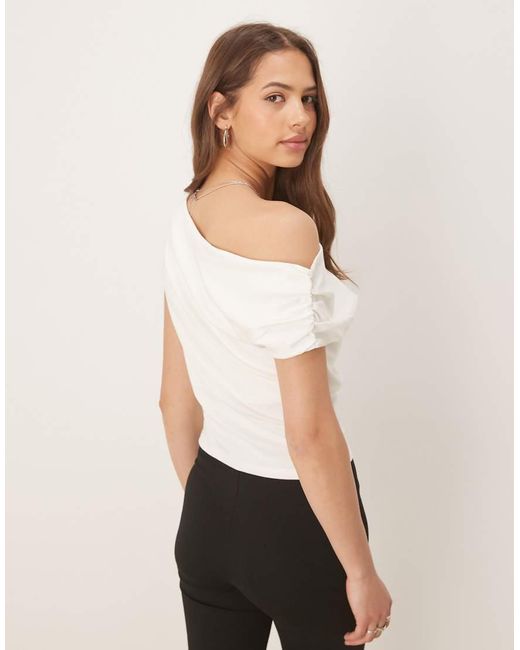T-Shirt Baby Arricciata Color Latte Di Cocco Con Spalla Scoperta di ASOS in White