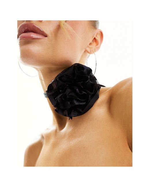 Miss Selfridge Black – trägerloses maxikleid mit ausbrenner-blumenmuster und ansteckblume