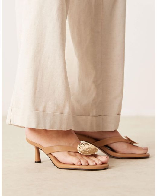 Heated - sandales à talon mi-haut avec entredoigt et détail métallique - camel ASOS en coloris Natural