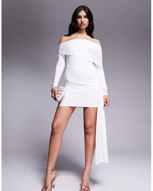 Vestido Corto Ceñido Con Diseño De Doble Capa, Escote Bardot Plegado Y Detalle Colgante En La Cintura Exclusivo De Kaiia de color White