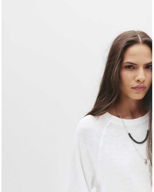 T-Shirt Bianca Con Maniche Raglan Lunghe di Pull&Bear in White