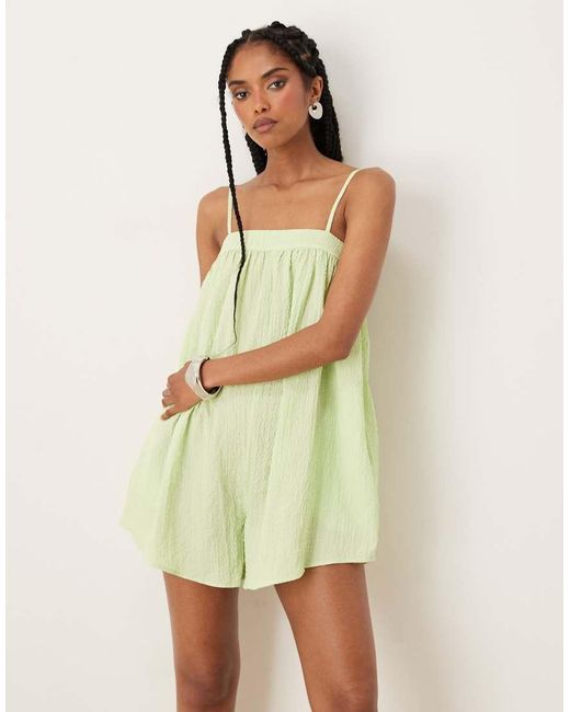 Mono Corto Verde De Tirantes Finos Con Detalle Fruncido En El Pecho De Tejido Texturizado De ASOS de color Natural