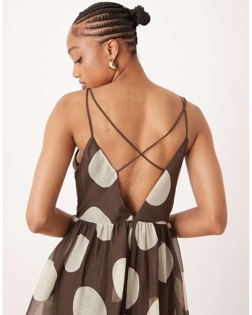 Vestido Largo Marrón Escotado Y Escalonado Con Estampado De Lunares Y Espalda Abierta De Asos Design Tall ASOS de color Natural